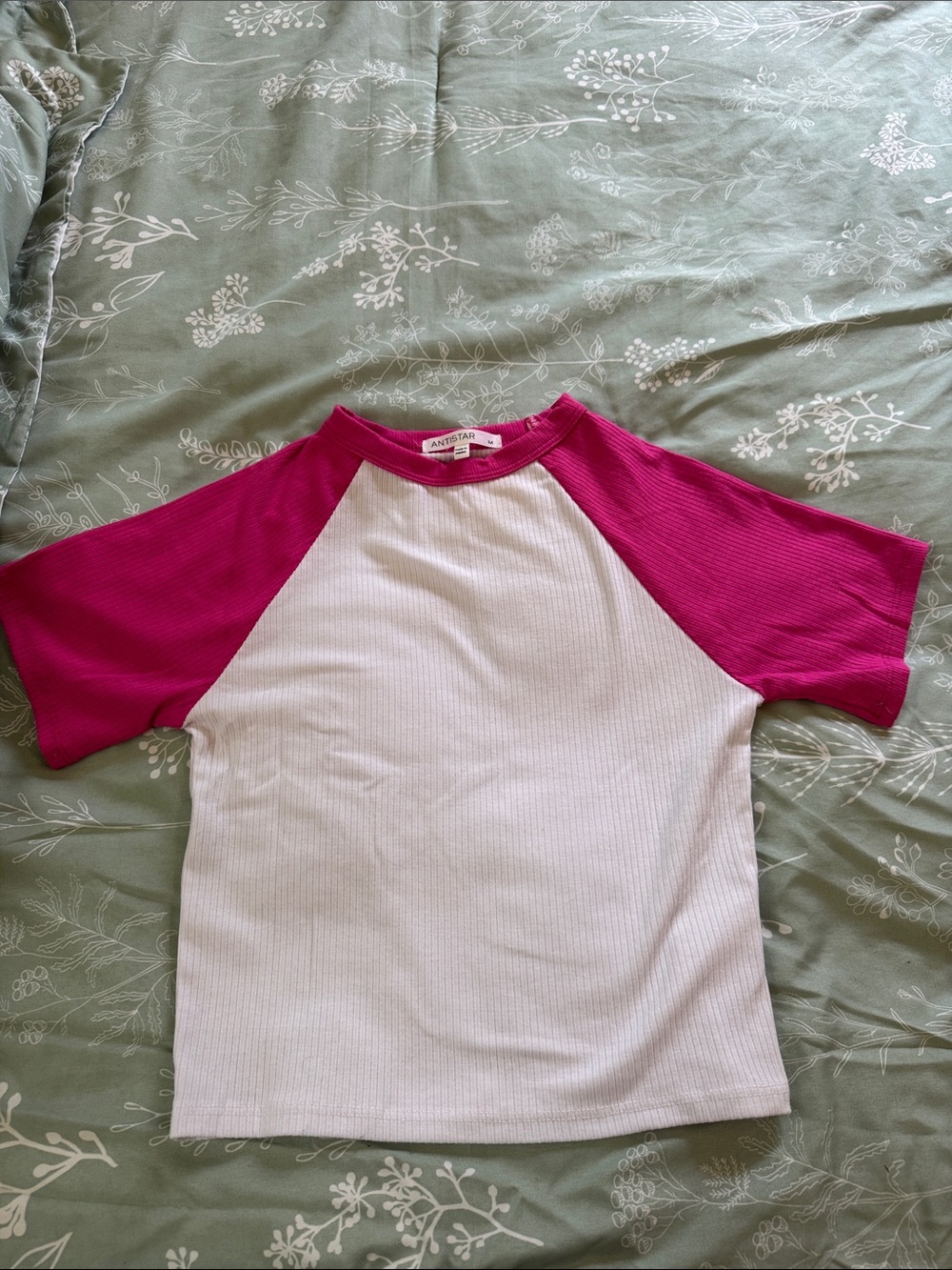 Artisi Short Sleeve Raglan Tee in White and Magenta
